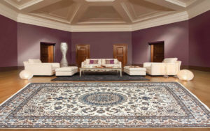 Tappeto classico avorio e blu con medaglione centrale in un salone elegante