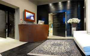 Tappeto classico avorio e blu con medaglione in un ambiente contemporaneo