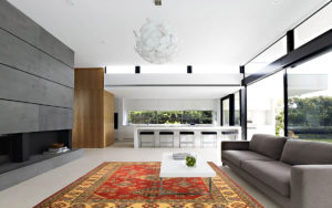 Tappeto classico rosso e beige con motivi floreali in un soggiorno minimalista
