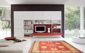 Tappeto classico rosso e crema con motivi geometrici in un soggiorno luminoso