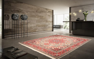 Tappeto persiano corallo, beige e blu con motivi floreali in un interno elegante