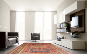 Tappeto orientale rosso e blu con motivi geometrici in un soggiorno contemporaneo