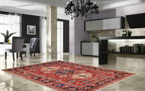 Tappeto persiano rosso e blu con grande medaglione centrale in un interno moderno