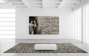 Tappeto moderno beige e nero con motivo animalier in un ambiente minimalista