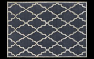 Dettaglio di tappeto moderno grigio scuro e beige con motivo geometrico