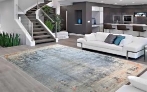Tappeto moderno astratto grigio e azzurro in un soggiorno contemporaneo