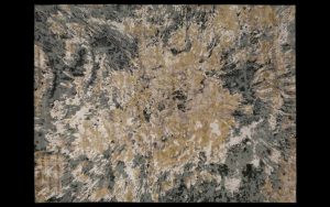Dettaglio di tappeto moderno astratto beige, oro e grigio
