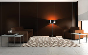 Tappeto moderno geometrico beige e marrone in un soggiorno elegante