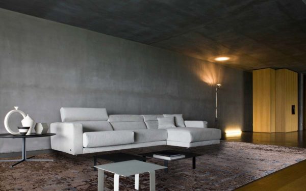 Tappeto moderno bordeaux, grigio e beige con motivo classico effetto vissuto in un soggiorno contemporaneo