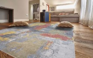 Tappeto moderno astratto multicolore in un soggiorno contemporaneo