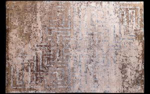 Dettaglio di tappeto moderno beige, marrone e azzurro con motivo geometrico