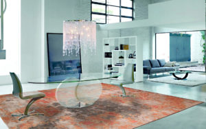 Tappeto moderno astratto arancione e grigio in un ambiente luminoso