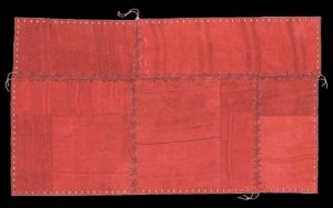 Dettaglio di tappeto moderno rosso con motivo geometrico cucito