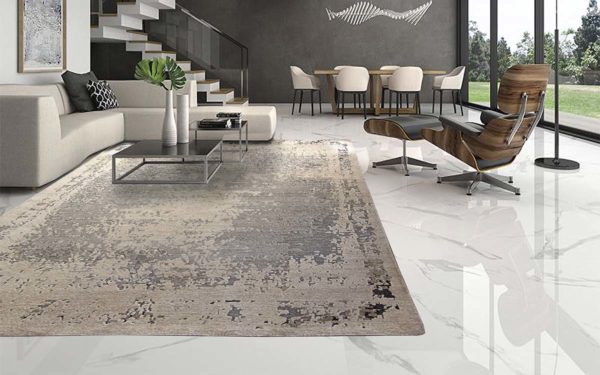 Tappeto moderno grigio dall’effetto vissuto in un soggiorno contemporaneo