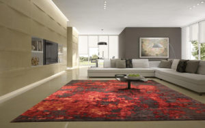 Tappeto moderno astratto rosso e grigio scuro in un soggiorno luminoso