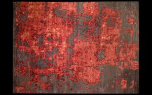 Dettaglio di tappeto moderno astratto rosso e grigio scuro