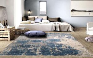 Tappeto moderno astratto azzurro e beige in un ambiente contemporaneo