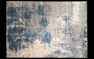 Dettaglio di tappeto moderno astratto azzurro e beige