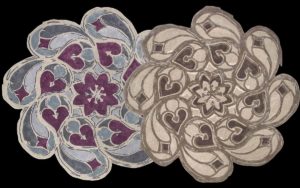 Due tappeti moderni sagomati con motivi floreali viola, beige e marrone
