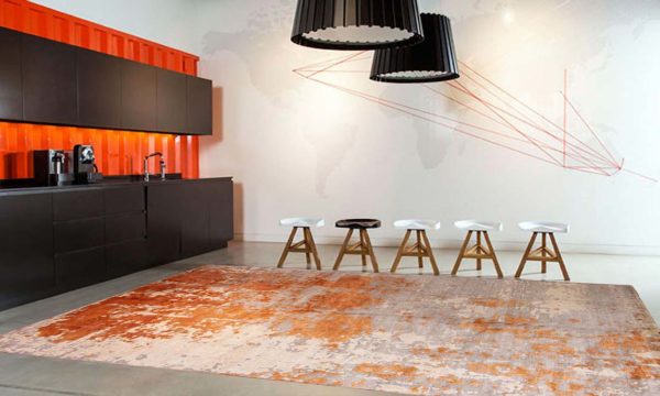 Tappeto moderno astratto arancione e grigio in un interno contemporaneo