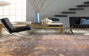 Tappeto moderno astratto grigio, lilla e arancione in un soggiorno contemporaneo
