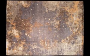 Dettaglio di tappeto moderno astratto grigio, lilla e arancione