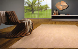 Tappeto moderno crema con motivo damascato in un soggiorno contemporaneo