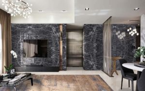 Tappeto moderno astratto beige, marrone e azzurro in un interno elegante