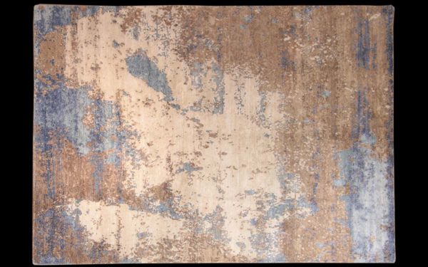 Dettaglio di tappeto moderno astratto beige, marrone e azzurro
