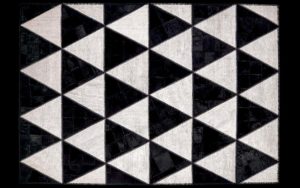 Dettaglio di tappeto moderno nero e bianco con motivo geometrico triangolare
