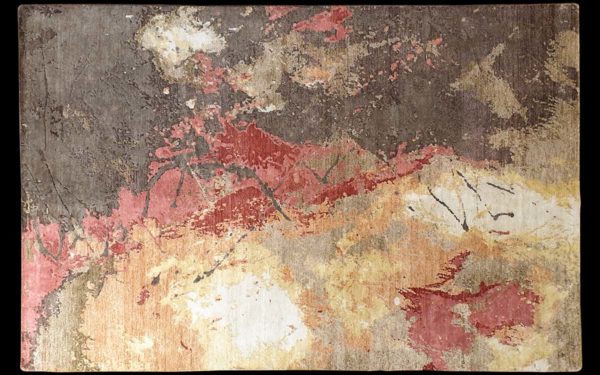 Dettaglio di tappeto moderno astratto crema, grigio, rosso e giallo