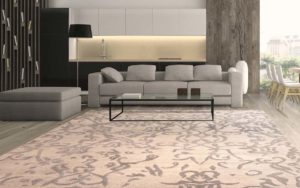 Tappeto moderno crema e grigio con motivo ornamentale in un soggiorno minimalista