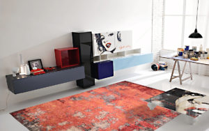 Tappeto moderno astratto corallo, rosso e grigio in un ambiente artistico luminoso
