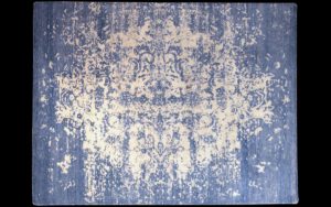 Dettaglio di tappeto moderno blu e crema effetto vissuto