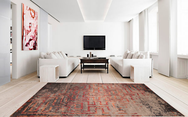Tappeto moderno rosso, grigio e nero con motivo geometrico in un soggiorno luminoso