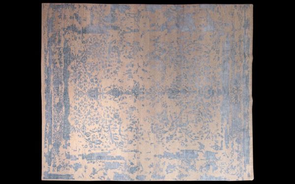 Dettaglio di tappeto moderno azzurro e arancione con motivo ornamentale