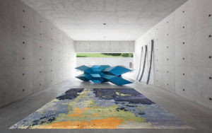 Tappeto moderno astratto blu, verde e arancione in un interno minimalista