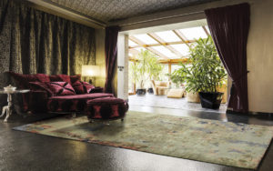 Tappeto moderno verde chiaro con dettagli blu e corallo in un soggiorno elegante