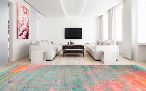 Tappeto moderno turchese, rosa e corallo in un soggiorno contemporaneo
