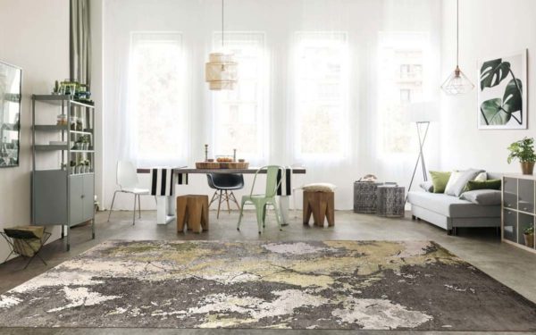 Tappeto moderno astratto grigio, bianco e verde oliva in un soggiorno luminoso