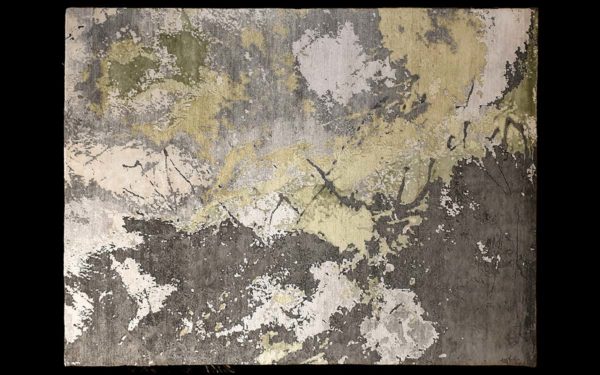 Dettaglio di tappeto moderno astratto grigio, bianco e verde oliva