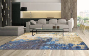 Tappeto moderno astratto blu, beige e crema in un soggiorno contemporaneo
