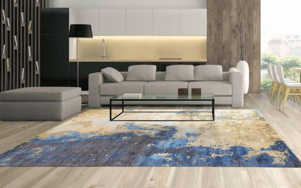 Tappeto moderno astratto blu, beige e crema in un soggiorno contemporaneo