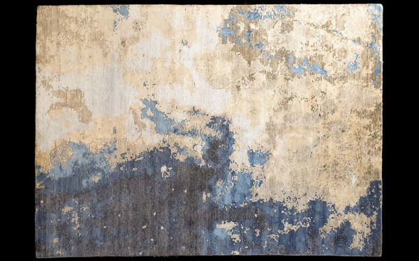 Dettaglio di tappeto moderno astratto blu, beige e crema