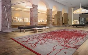 Tappeto moderno grigio e rosso con motivo grafico in un interno elegante