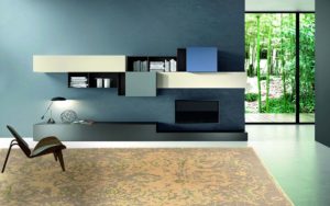 Tappeto moderno beige e verde con motivo classico effetto vissuto in un soggiorno contemporaneo