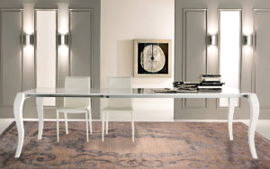 Tappeto moderno beige e grigio con grandi motivi ornamentali in una sala da pranzo