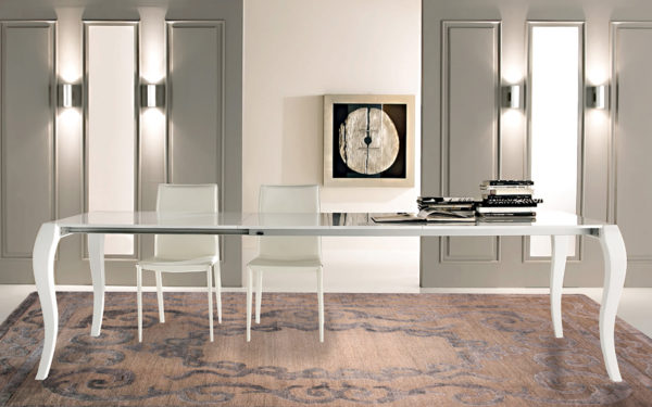 Tappeto moderno beige e grigio con grandi motivi ornamentali in una sala da pranzo