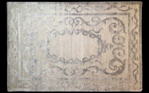 Dettaglio di tappeto moderno beige e grigio con grandi motivi ornamentali