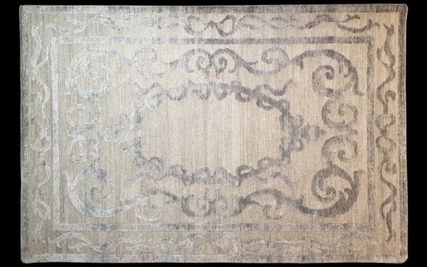 Dettaglio di tappeto moderno beige e grigio con grandi motivi ornamentali